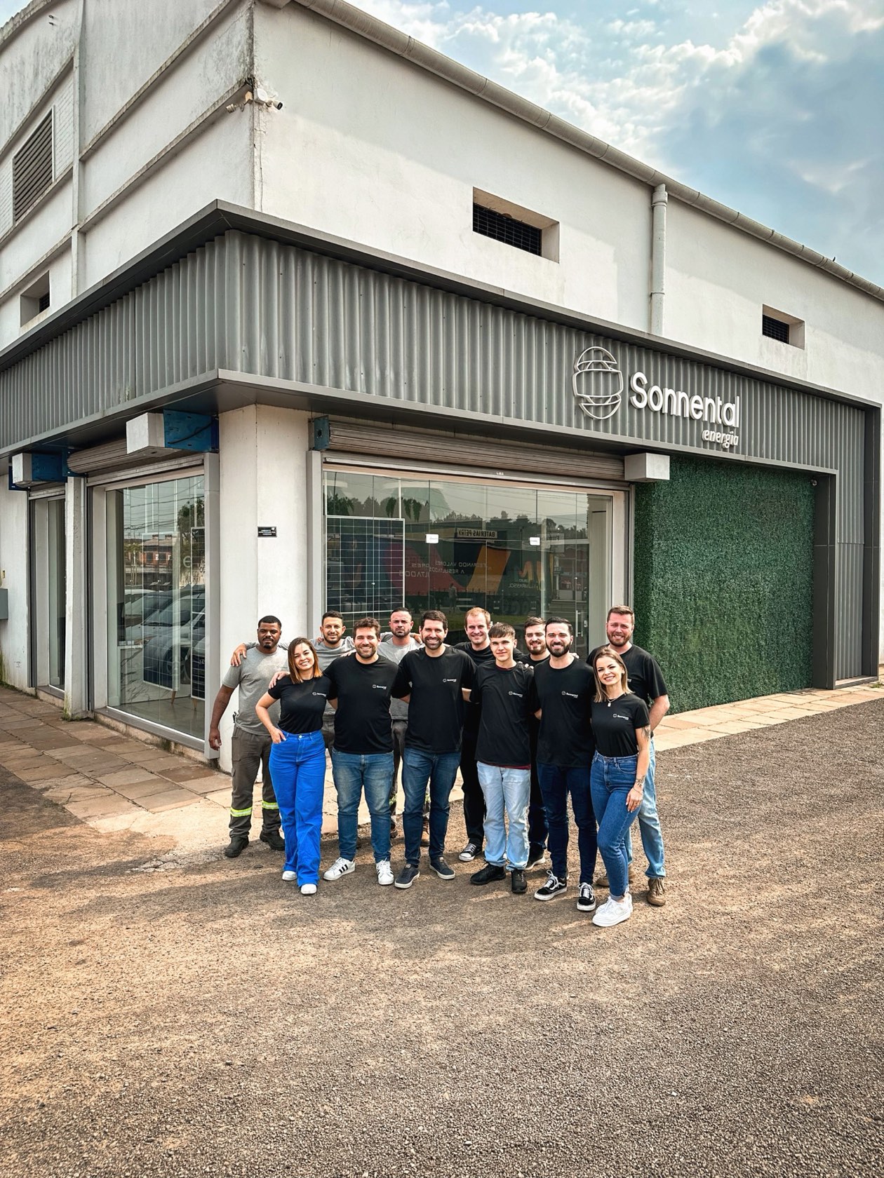 Equipe da Sonnental em frente à sede, na BR-386 em Estrela