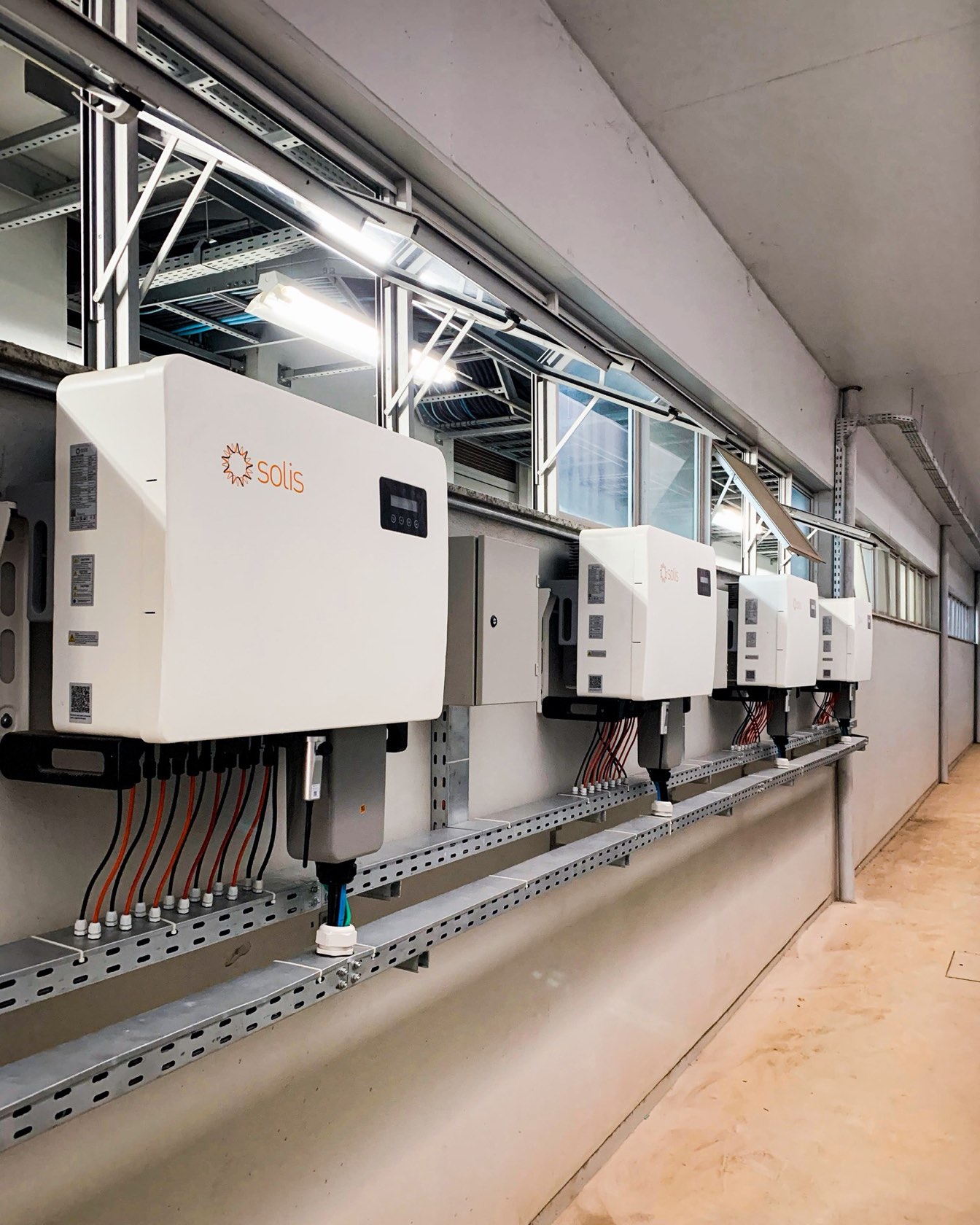 Inversores instalados em parede de indústria