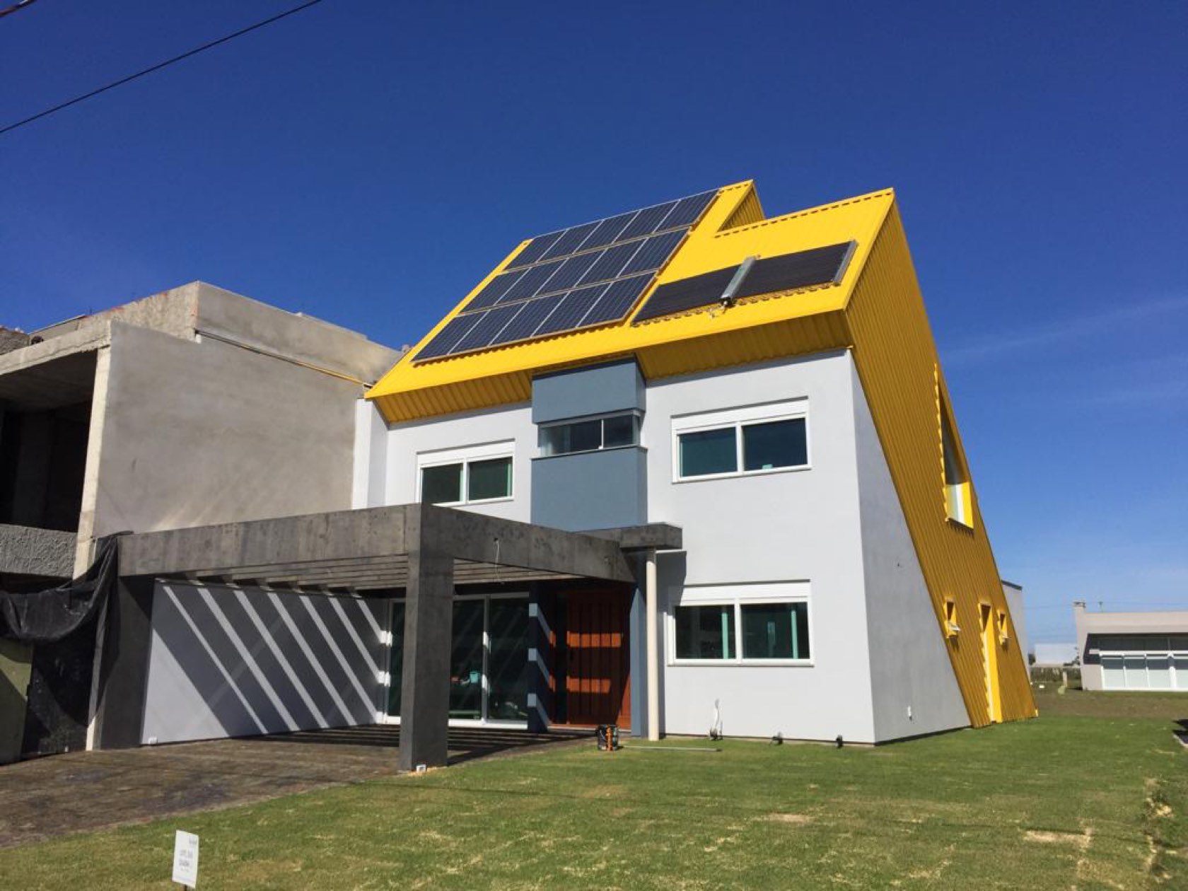 Casa com usina no telhado, obra da Sonnental