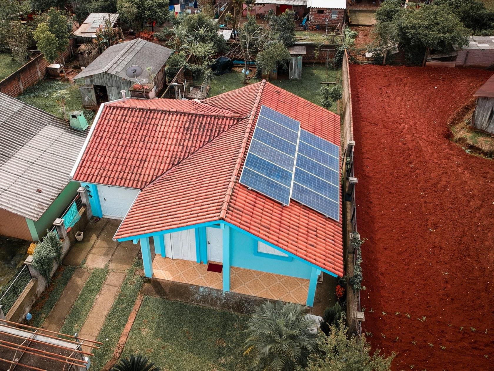 Telhado cerâmico com energia solar instalada pela Sonnental