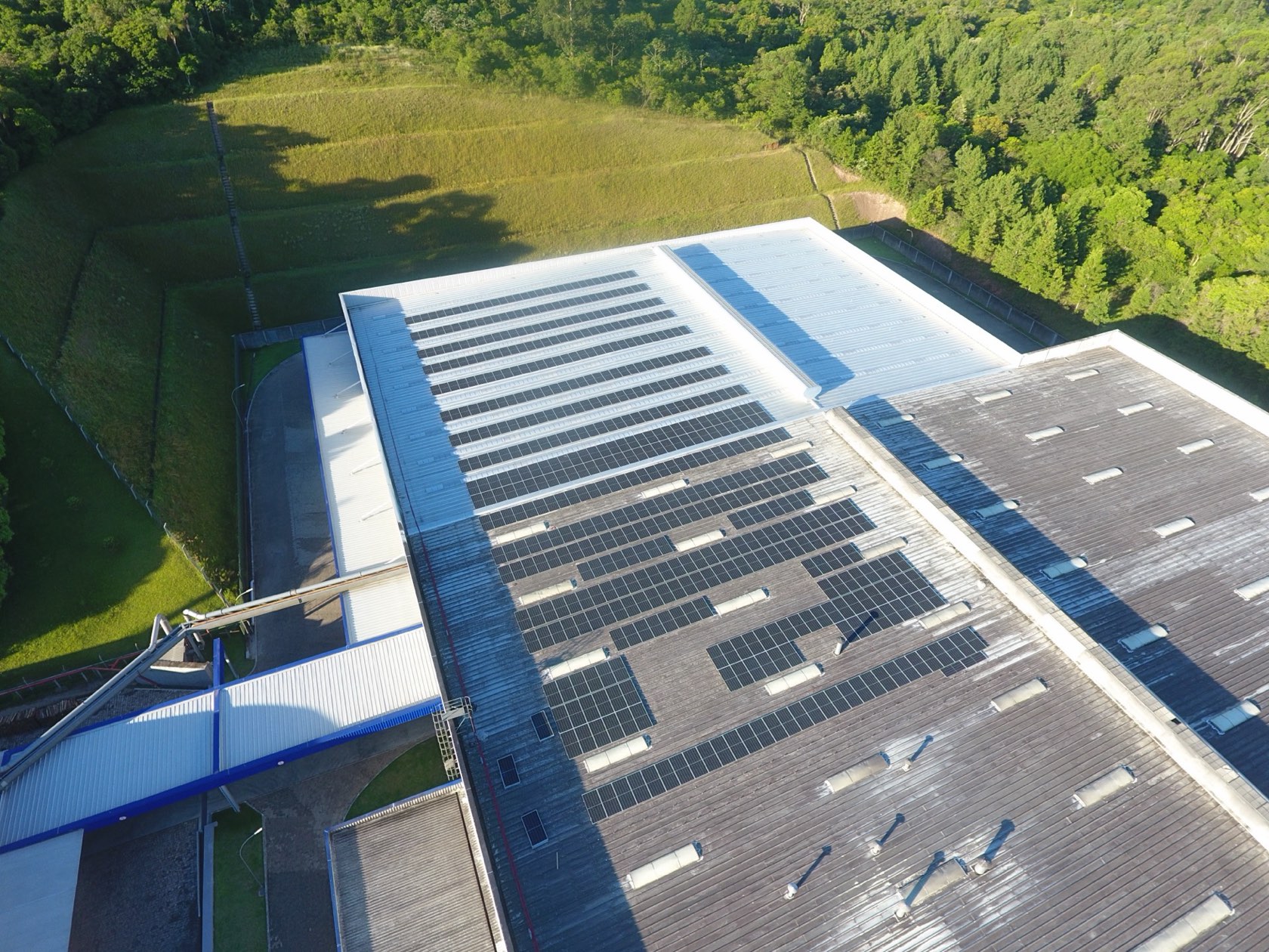 Telhado industrial com usina solar zero grid